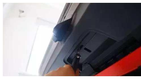 汽车后备箱逃生开关的位置与使用