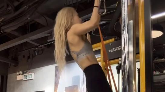 52岁郑秀文竟然这么火辣，穿超短背心秀8块腹肌，这身材说25岁都有人信