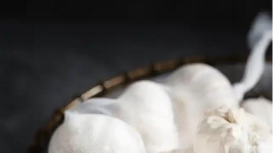 4种肥料易引发根蛆问题，种植大蒜需警惕，合理施肥是关键