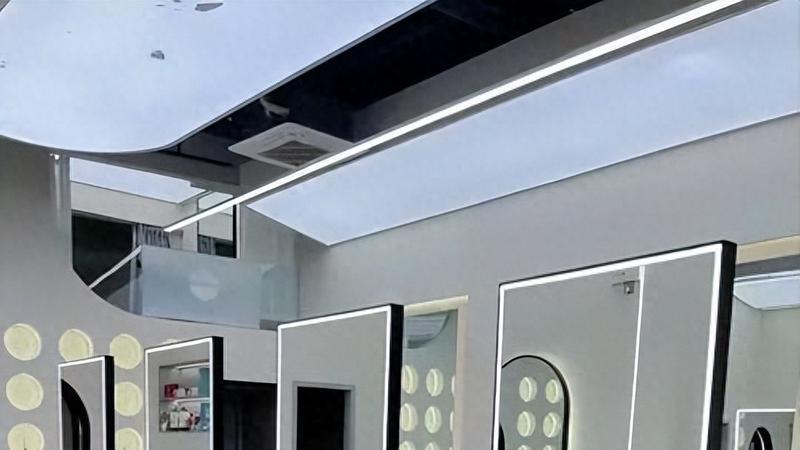 理发店一年倒闭30万家！不是缺客人，而是自己把自己“作”垮了！