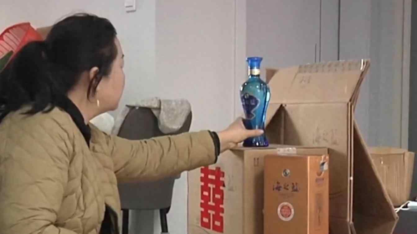 赵女士花七千买酒，宴席后宾客倒下，假酒产业链浮出水面