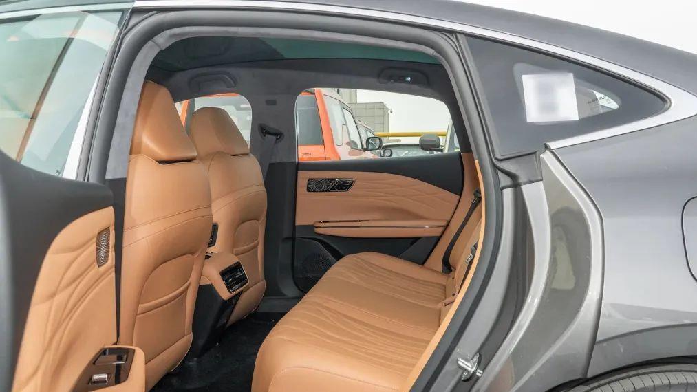 吉利发飙了！中大型车仅11万多，颜值媲美帕梅，还看汉DM？