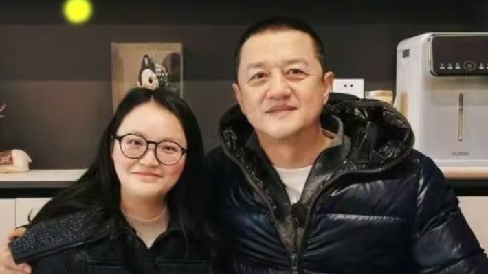 李亚鹏救助17年的女孩，执意转来10000元积蓄：李叔，你也不容易