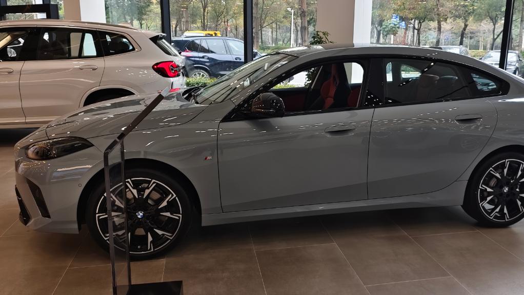 宝马上市一款加长轿跑！全系2.0T+智驾，连车门都是无框，17万级