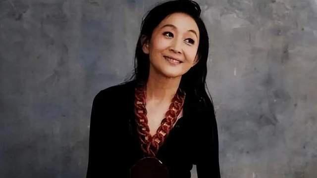 她长得美气质好却不温不火，心甘情愿养了男友5年，如今怎样