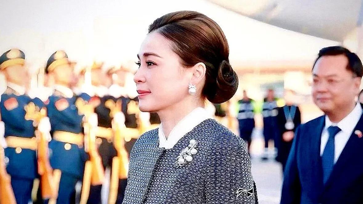 47岁苏提达贵得从容，访华穿格子大衣挺时髦，一副端庄的样子真美