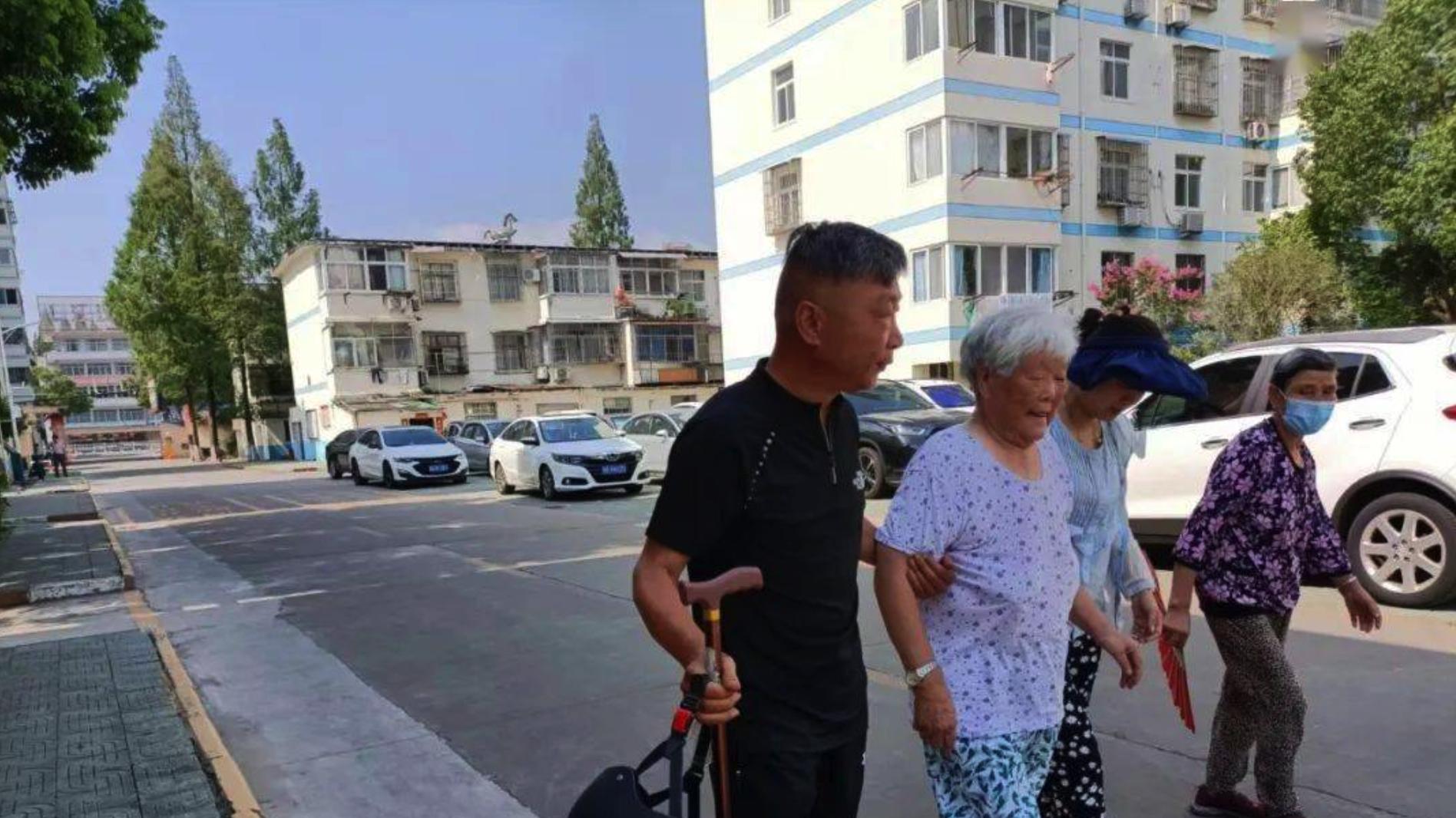 我爸资助邻居孩子三年，他成家再没来报恩，我爸：不来就是好消息