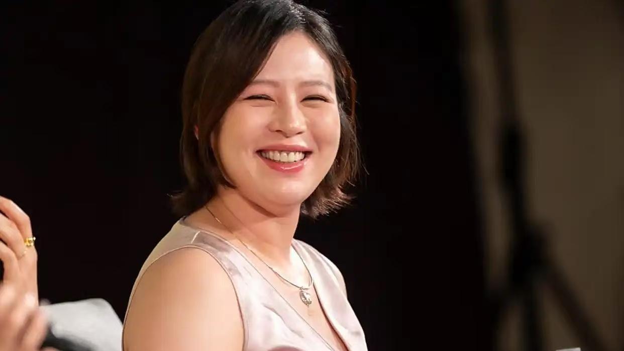 刘品言孕期穿高跟鞋：女性该活成谁期待的样子？她的回答得到全网支持