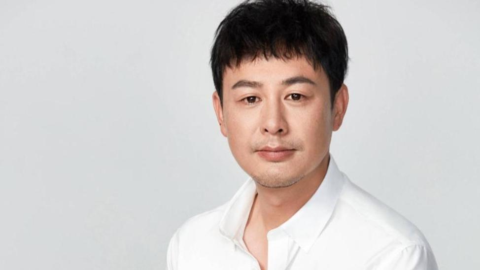 “张颂文抛信风波：粉丝深情遭冷遇，偶像行为引娱乐圈震动”