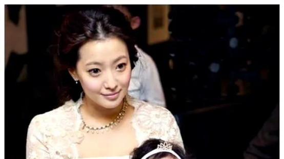 韩星金喜善公开16岁女儿 网友：继承了母亲的DNA 体态完全遗传妈妈