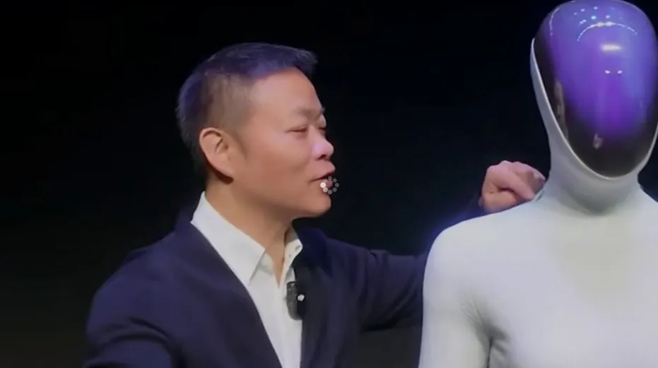 拉开拉链的IRON：何小鹏用24小时改写了“信任”的定义