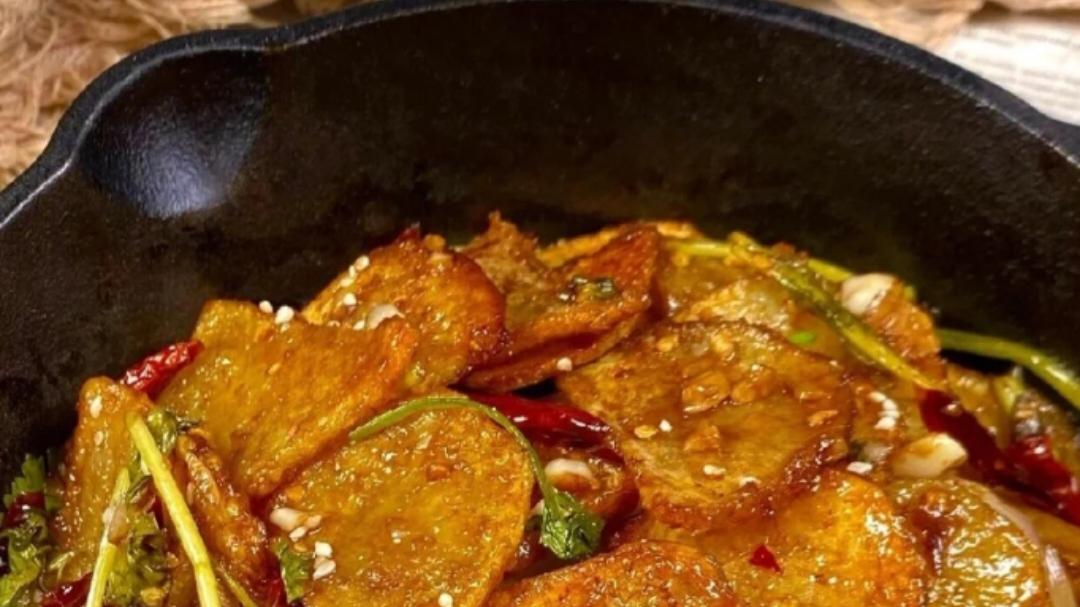 《风味土豆：酥脆可口，酸辣鲜香的绝佳下饭菜，吃了停不下来！》