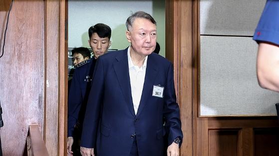 前总统受审引争议，司法与政治对撞，判决或改写韩国政局。