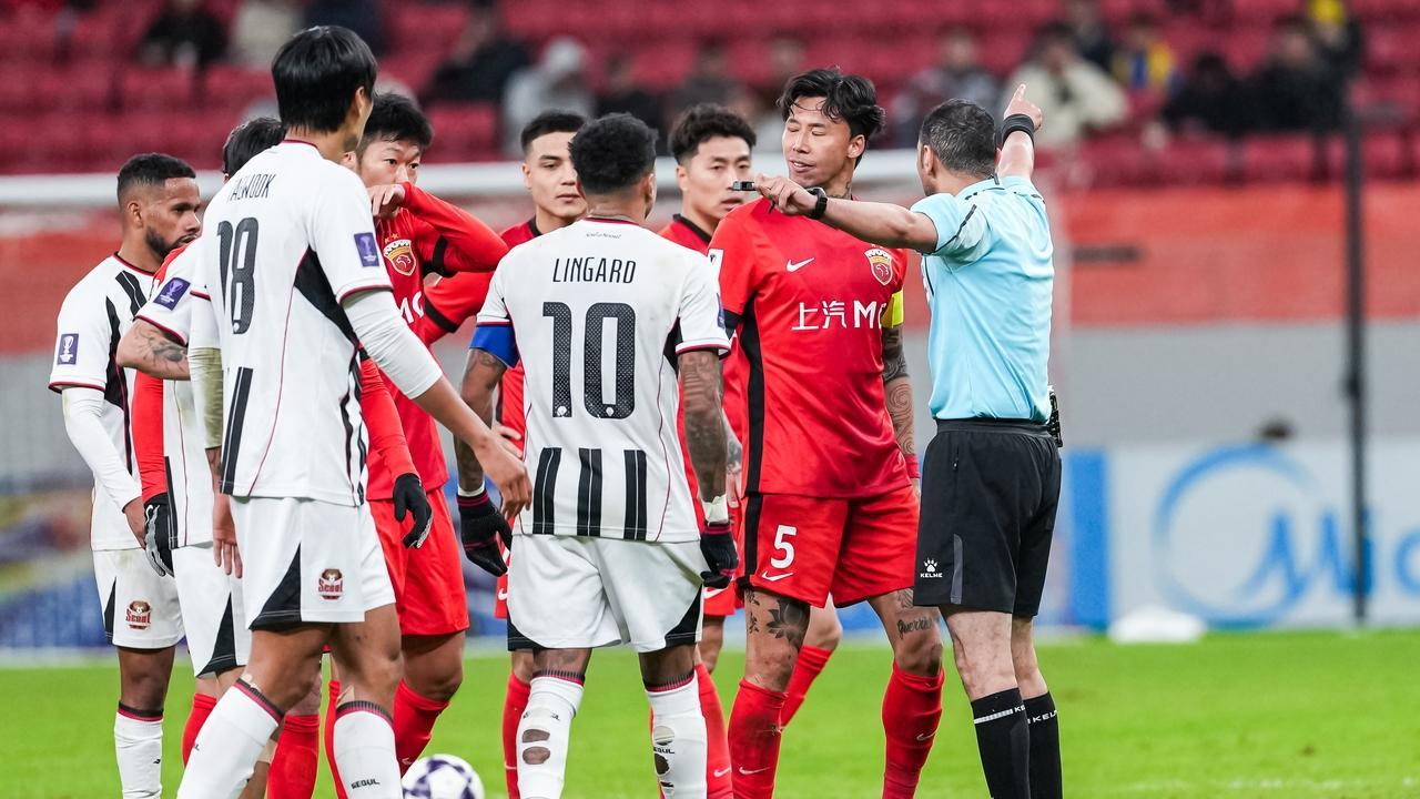 从被屠杀到欢庆，夺冠的光环能掩盖失利的羞耻？球迷：装都不装了