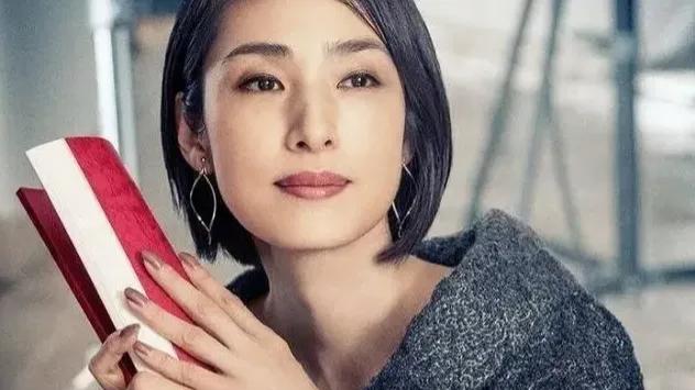 她雌雄同体，55岁宣布一辈子不结婚，如今一个人独居，太爽了！