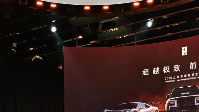138万售价，王炸底牌引爆全场，上海车展仰望U8L技术与豪华