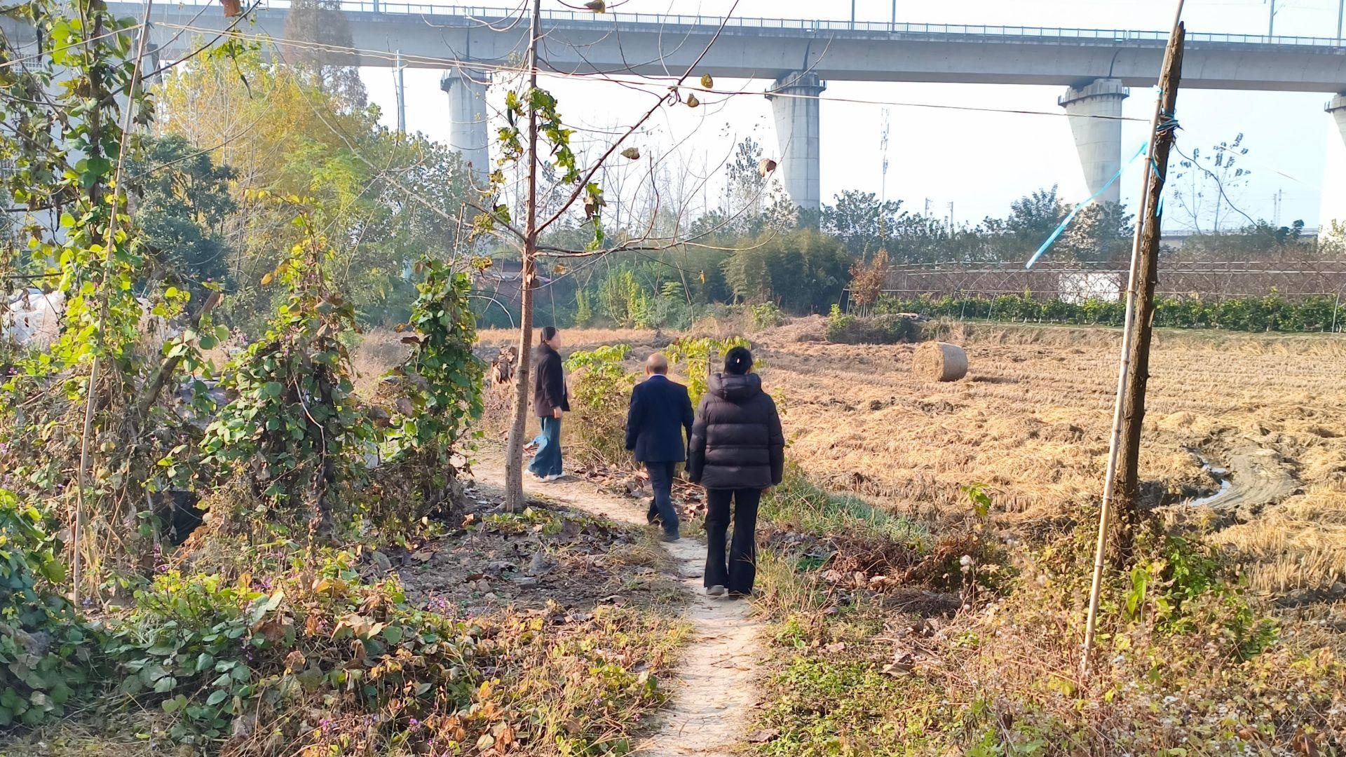 城东管理区：“禁烧骑行哨”巡田护岸督安全