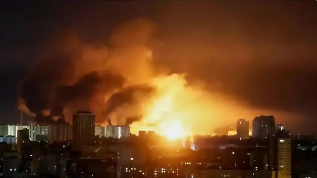 普京刚遭刺杀，俄军10架轰炸机齐射80枚导弹，美媒，基辅一片火海