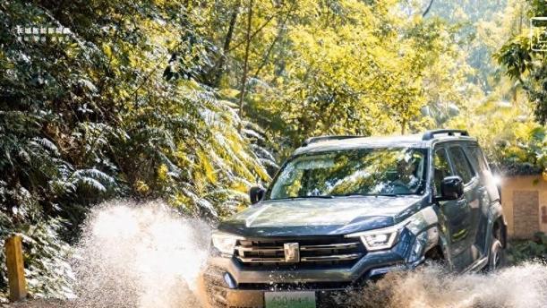 坦克400 Hi4-T 28.58万起，非承载式车身+三把锁