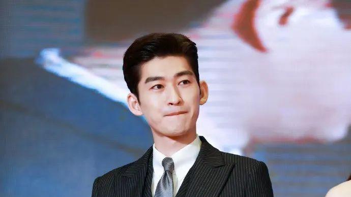 张翰为新片角色剃寸头，挑战硬汉形象