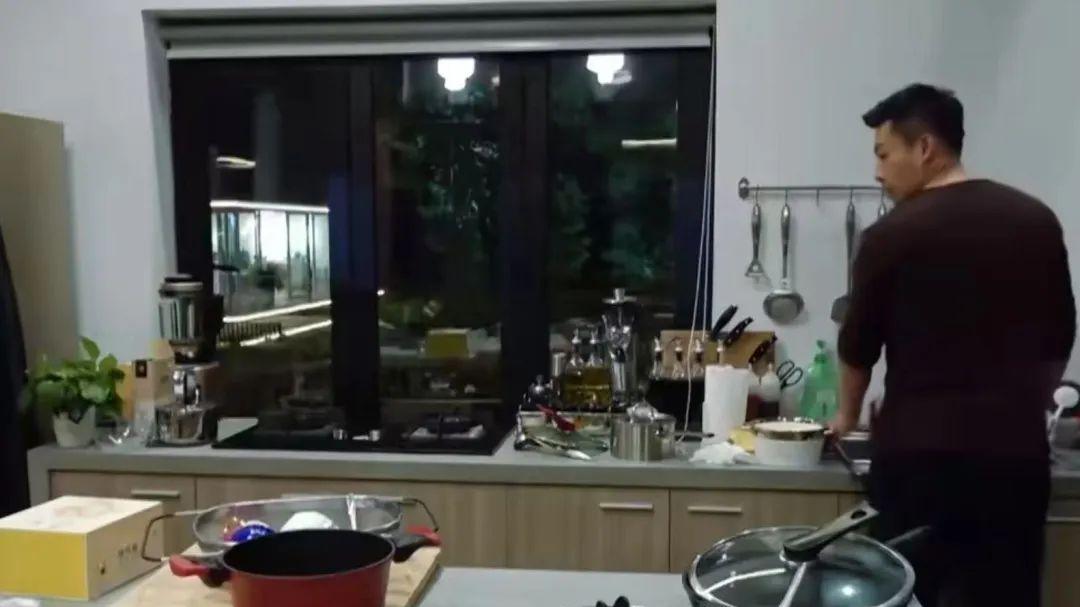 失去妈妈，小玥儿就给爸爸打电话，难怪汪小菲急着去接，孩子哭了