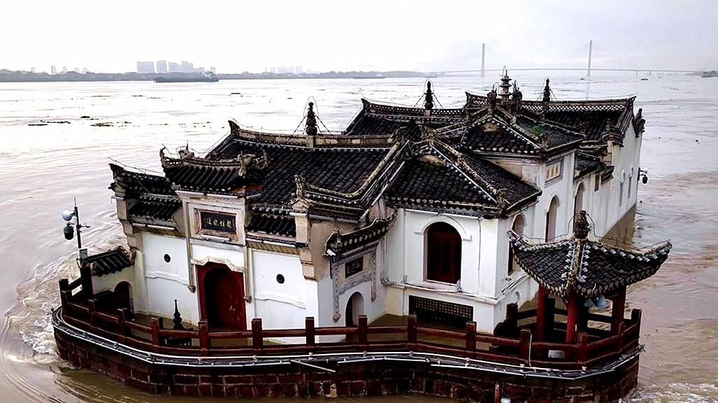 鄂州市紧邻省会武汉市，除了交通便利外还有哪些方面的优势呢？