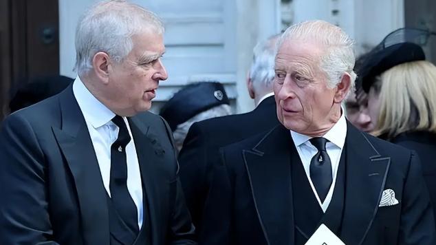 爱泼斯坦名单终于公开，15万页关键信息却被涂黑，为何只有克林顿被扒