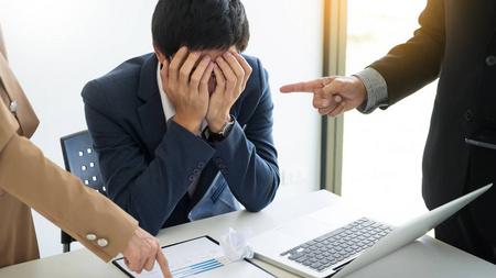 搅屎棍，赶紧扔掉，别弄脏自己的手