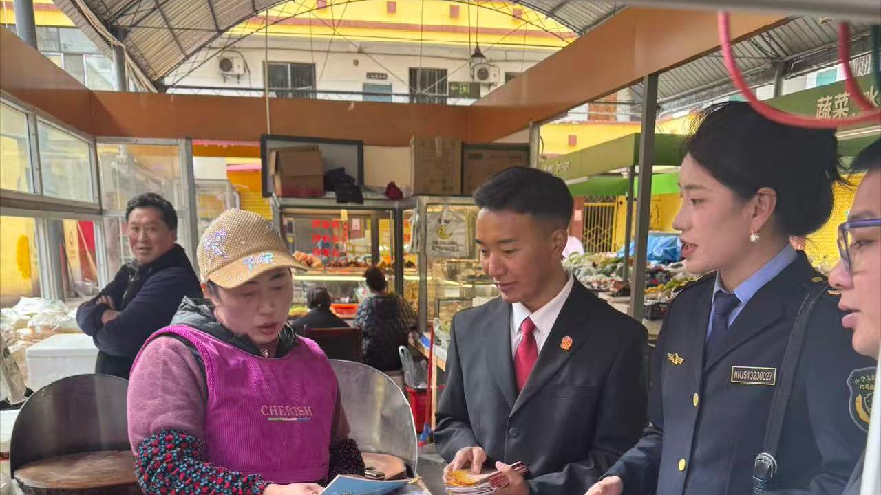 壤塘县市场监管局联合县法院开展“尚德守法 共享食安”主题宣传活动