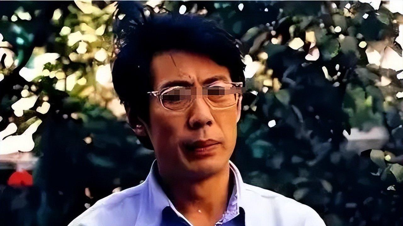 90岁焦晃生活不易，和小老婆挤在没电梯的顶楼