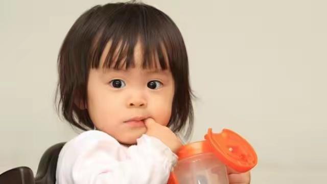 娃2岁还含奶瓶睡觉？别焦虑，3个实用方法让戒奶瓶不费妈