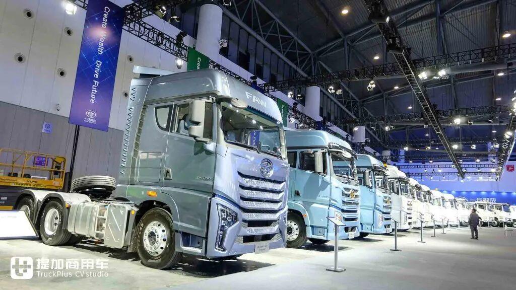 这是解放鹰航的海外版？配640匹大马力发动机，解放最新发布的DORTRON DH 640牵引车实拍