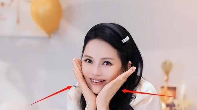 57岁伊能静生日宴曝光！戴百元公主发箍捧脸卖萌，手部状态太真实