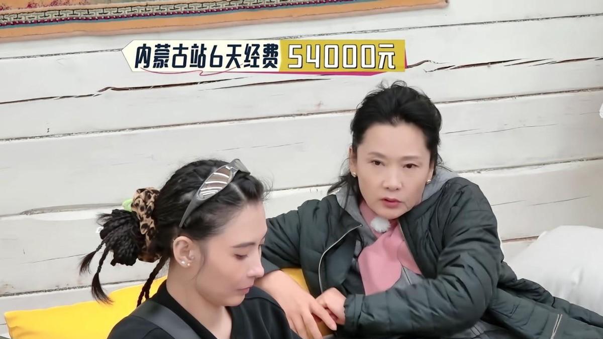 何赛飞用肥皂卸妆，62岁无皱纹，教科书式“打脸”精致女星