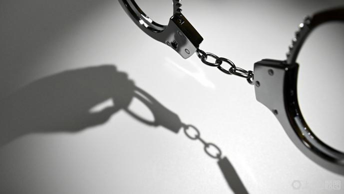 衣衫脏了能洗 心"脏"了拿什么漂白？北京地铁辱骂事件扯下文明遮羞布