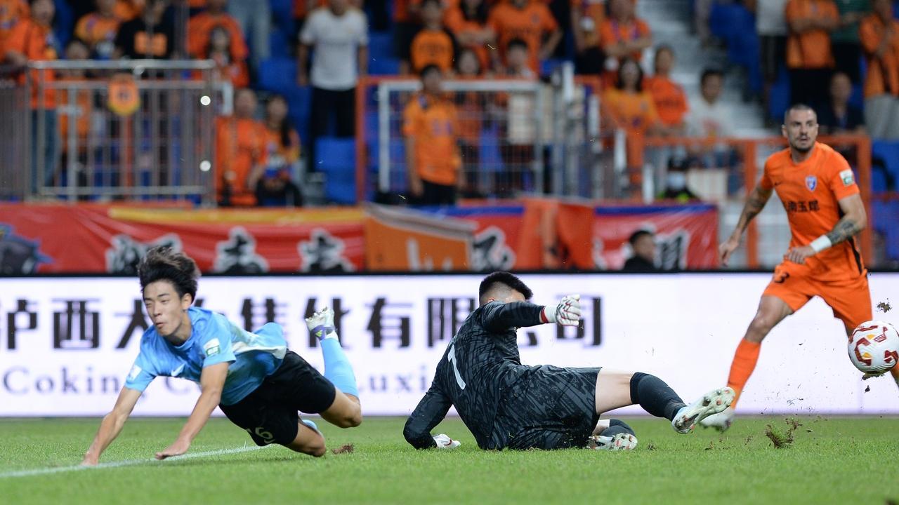 难怪被申花抛弃，球迷：这停球技术是职业球员？范志毅可能后悔了