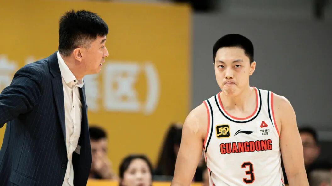 击败山东队不到12小时，广东队收3好1坏消息，最该离队的人出现