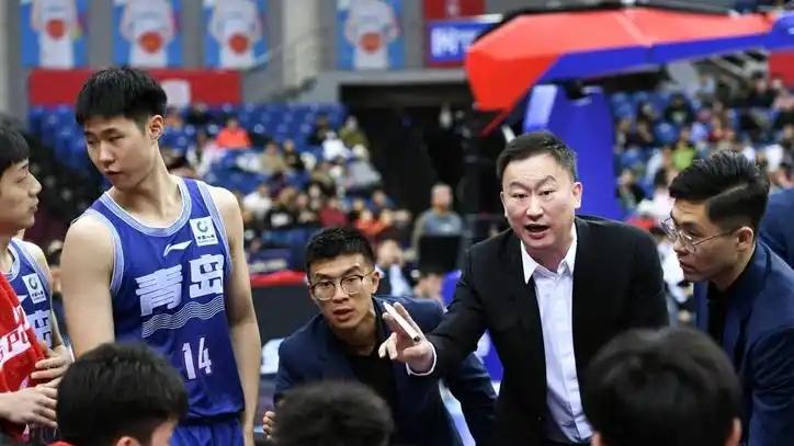 曝刘维伟和青岛完成续约！他带队成绩出色，支持爱徒杨瀚森冲NBA