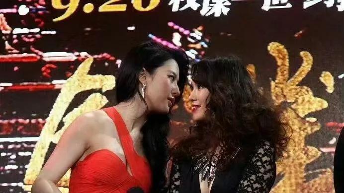 刘亦菲一出场，伊能静秒变普通人，网友：60年跟80年的差距！