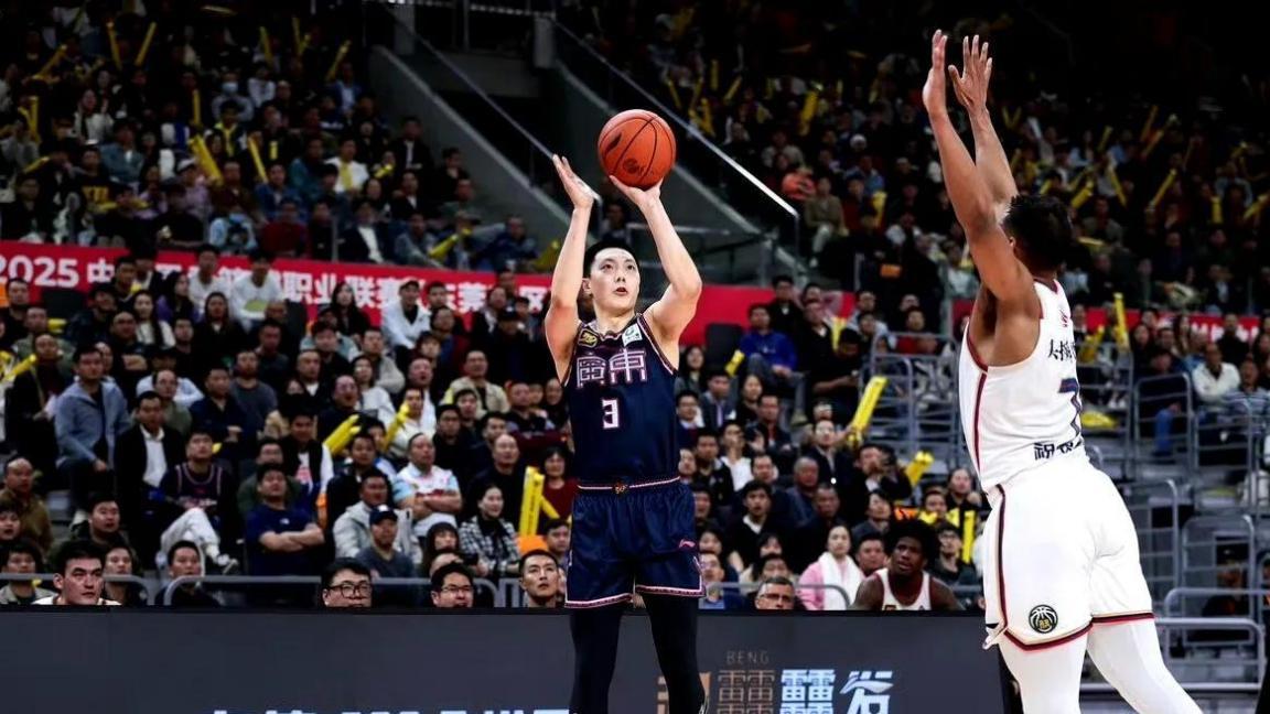 随着广东93-96不敌同曦，球迷无比想念沃特，杜锋排兵布阵遭质疑