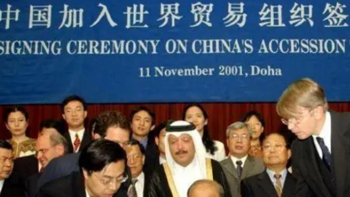 美国代表一句话激怒了中国谈判代表！1997年，中国加入WTO的谈判桌上，美国代表