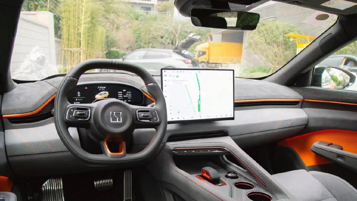 别再卷新车参数了，卷卷老用户的 “持续价值” 才真加分