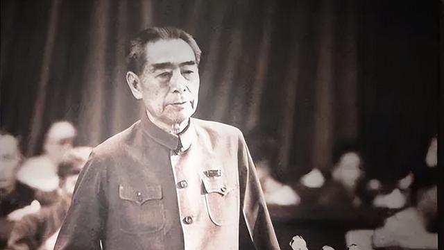 72年，江青将十件花衬衣分给大家，一个月后让秘书又要了回来