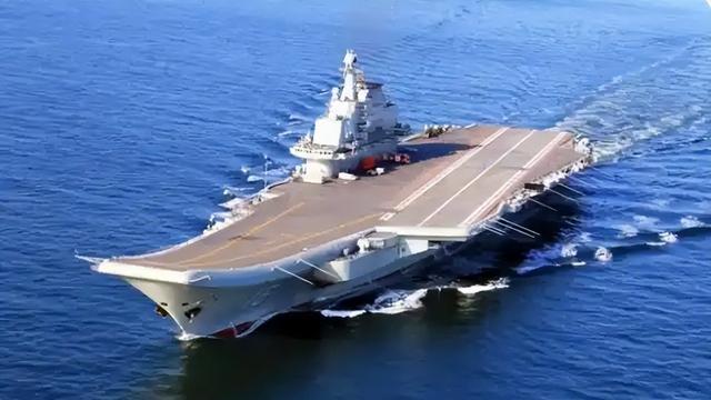 山东舰贴边过海峡，特意从美军枪口下路过，美菲却直接认怂了