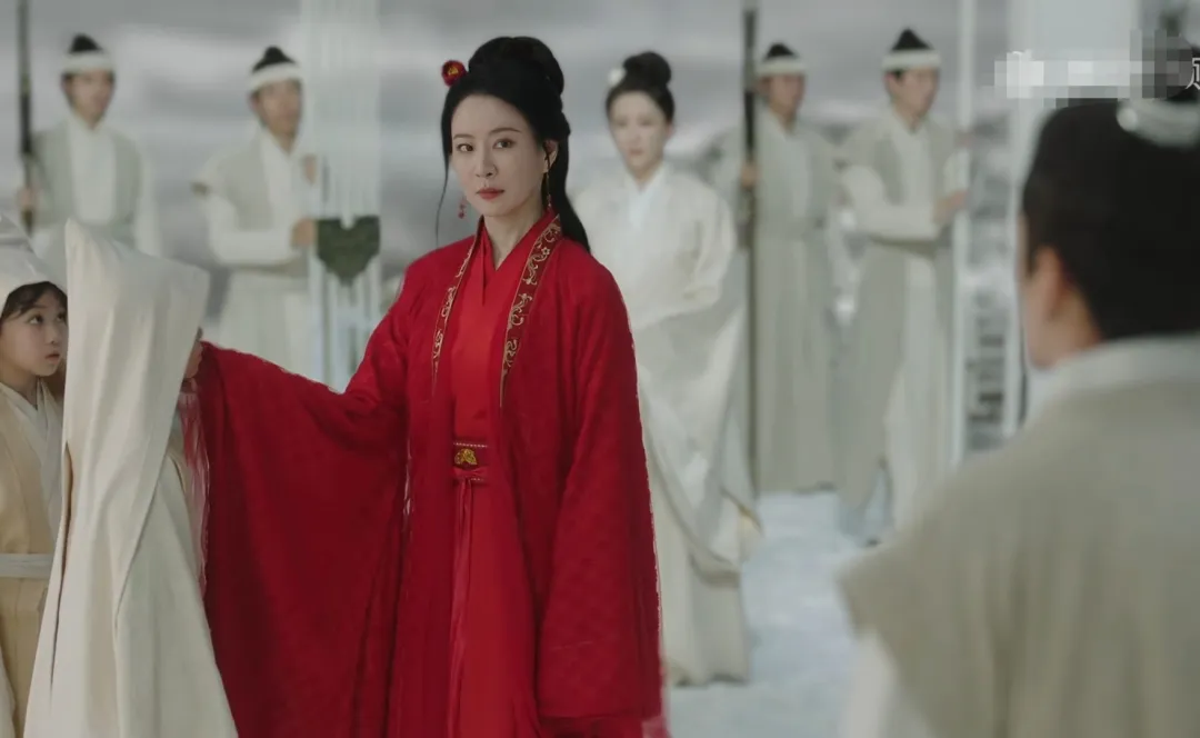 她是胡歌女主角，宋轶给她作配，9年后出演《长相思》，完全认不出来了