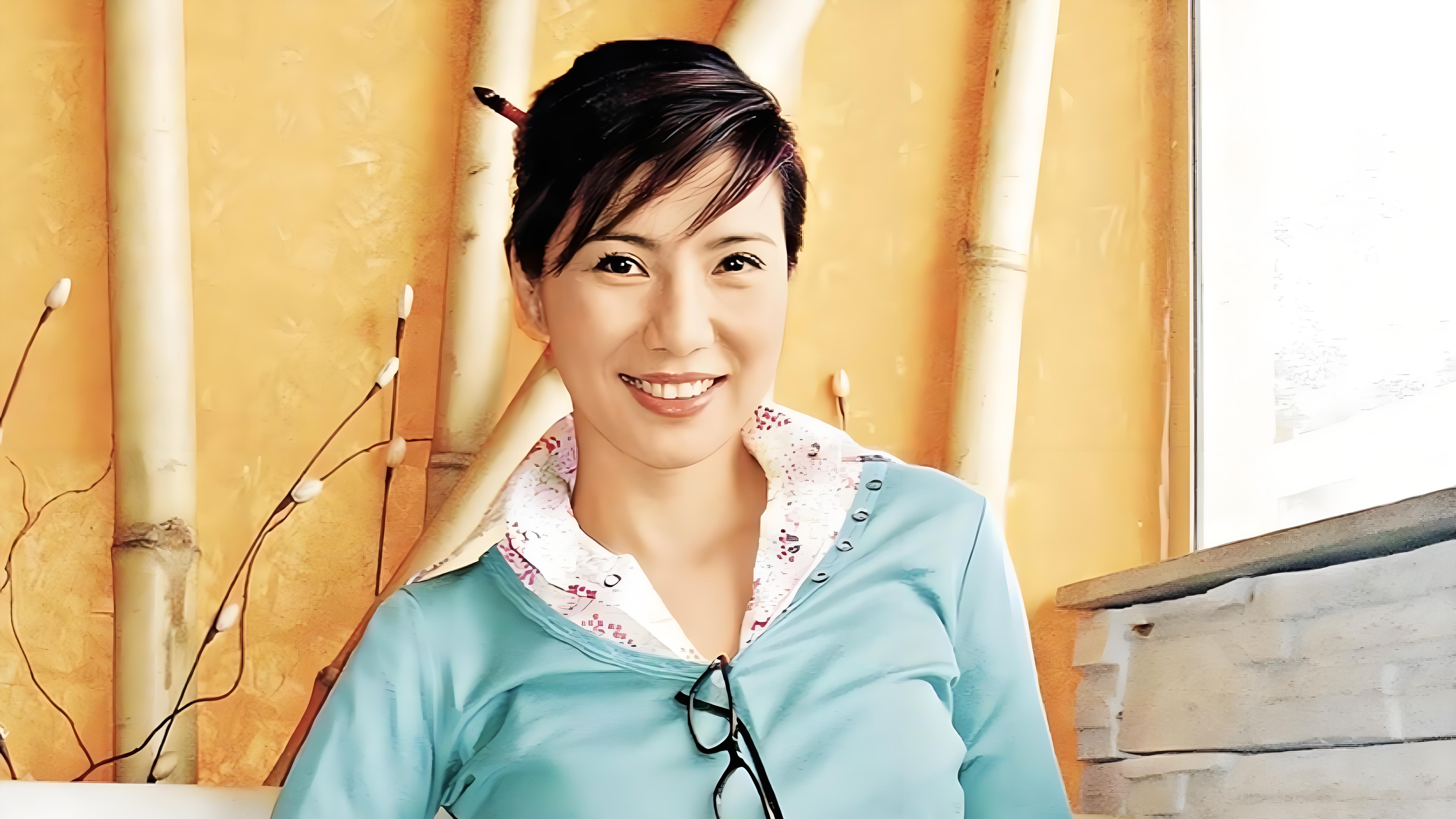 她是性感女神，长相媲美邱淑贞，爱上小7岁男友，58岁却突然离婚