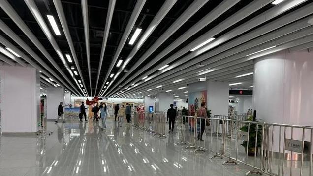 广州地铁11号线开通后首个早高峰，云台花园站人气出圈