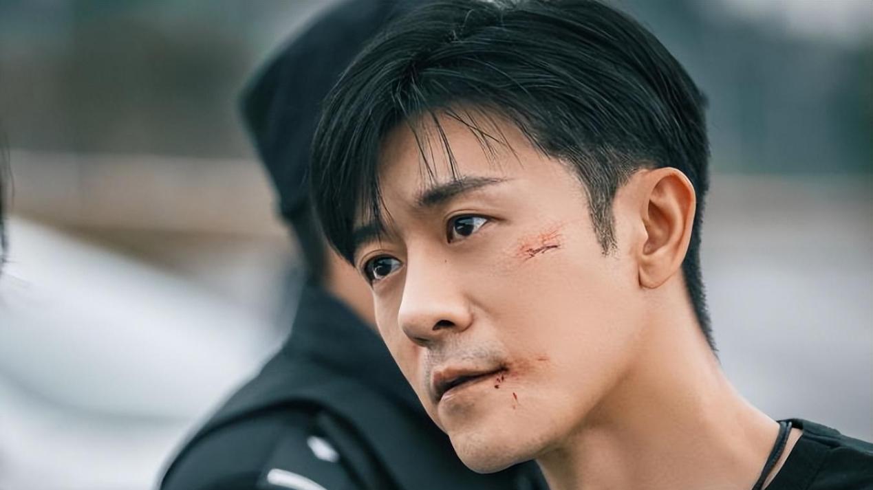 靠“两个导演妈”上位，激吻5小时到“吸氧”！他一手好牌打稀烂