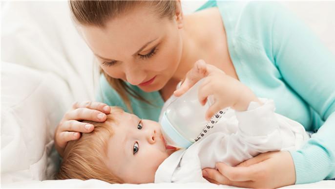 宝宝总撞头摇晃？别慌！90%是这3个原因在“捣鬼”