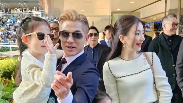 方媛带俩女儿参观驻港空军，穿着4000元的裙子，自曝有孕反